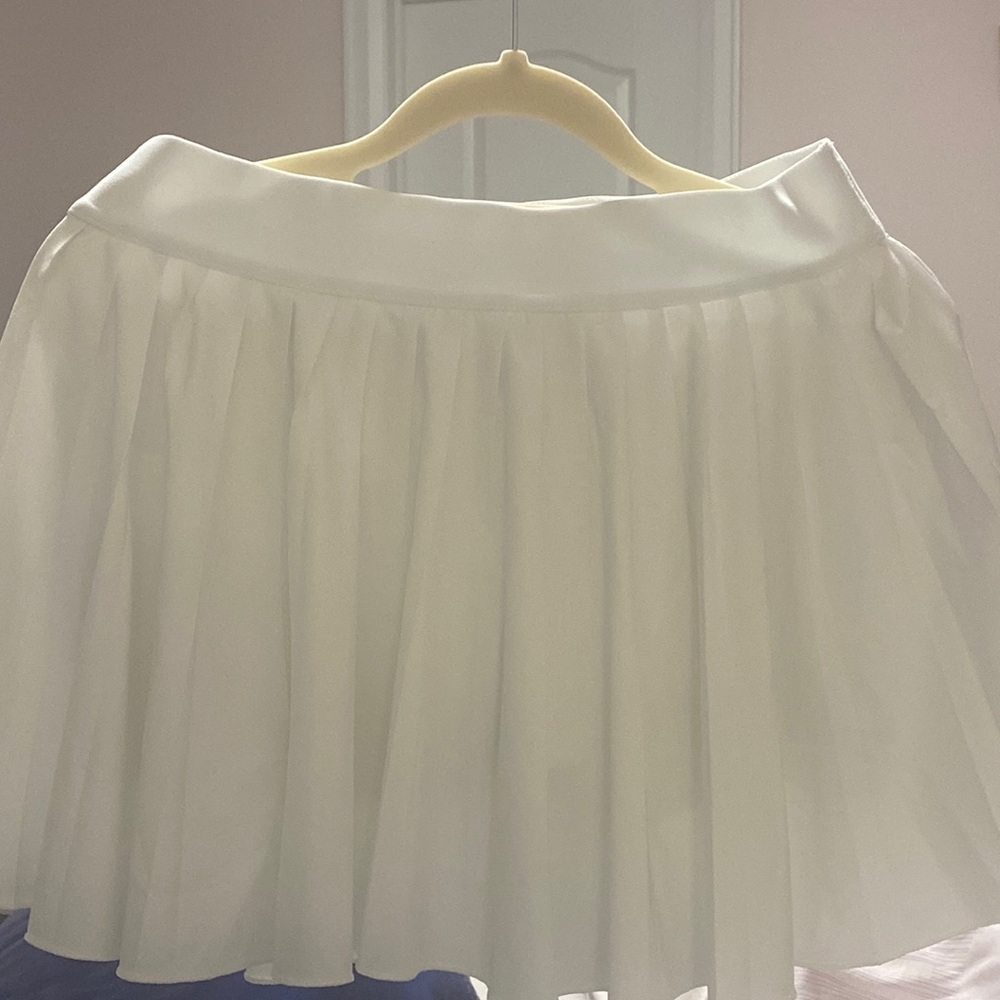 TNA aritzia tennis skirt white